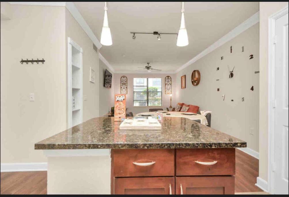 Luxury 1Bedroom/Pool View/ Galleria W/Study Desk 휴스턴 외부 사진